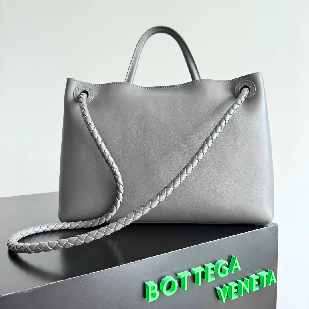 Batch 2560 BV The all-leather Andiamo is new, a very casual splayed buckle bag, which also means that its weight is very light, which greatly reduces our burden when going out for shopping. It can be carried cross-body, hand-held, or carried under the armpit. Taking into account the different backpacking habits of people, the simple design brings us more inspiration. Matched with various keychains and dolls, it will become the finishing touch in the outfit. Medieval style and modern style can also be perfectly blended🫧🫧 Style number: 810214 Size: 32*24*12cm